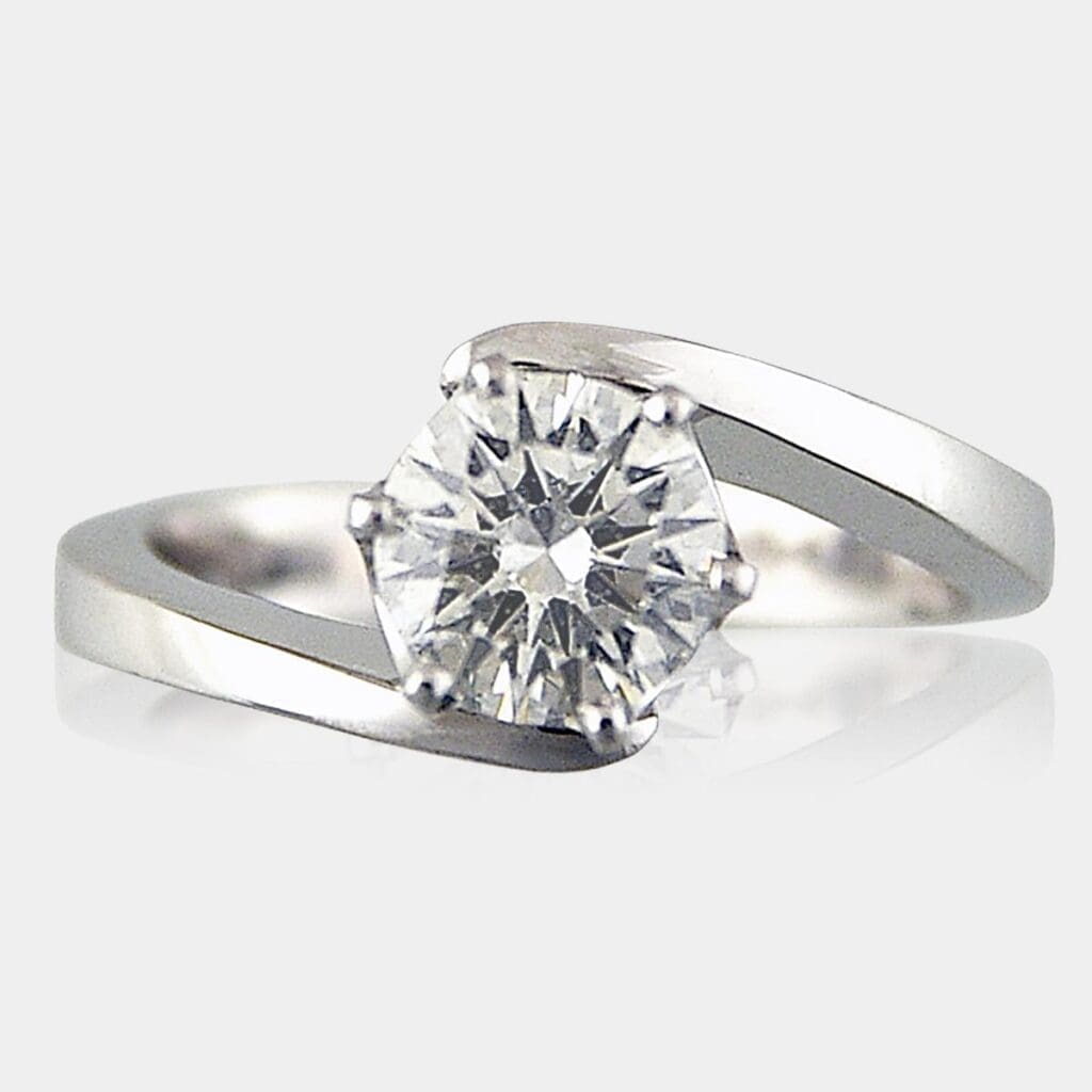 Round brilliant cut diamond in a strong cross over style band.